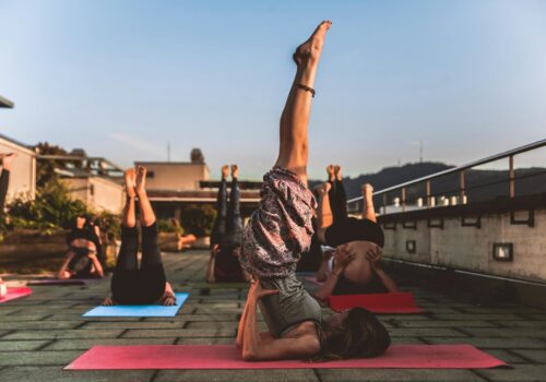 Gemeinsam entspannen: Wie Gruppen-Yoga deinen Alltag bereichert